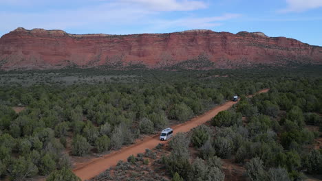 Wohnmobile-Fahren-Auf-Einer-Unbefestigten-Straße-Im-Red-Rock-Südwesten-Von-Utah