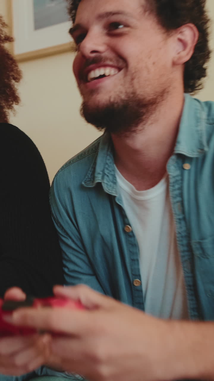 pareja jugando videojuegos en casa