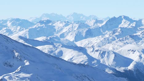 雪山峰和山脊的無盡景色, 在蒂羅爾的明亮的冬天 - 泛射