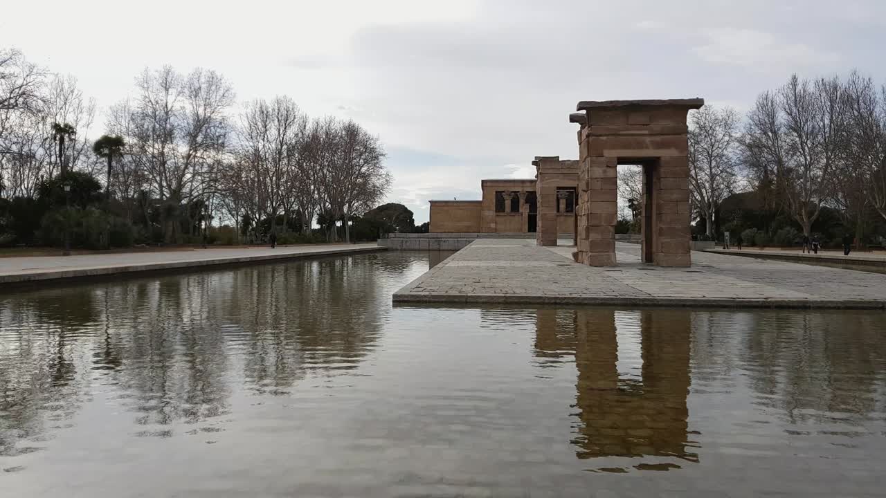 hermoso templo de debod en madrid en el parque oeste