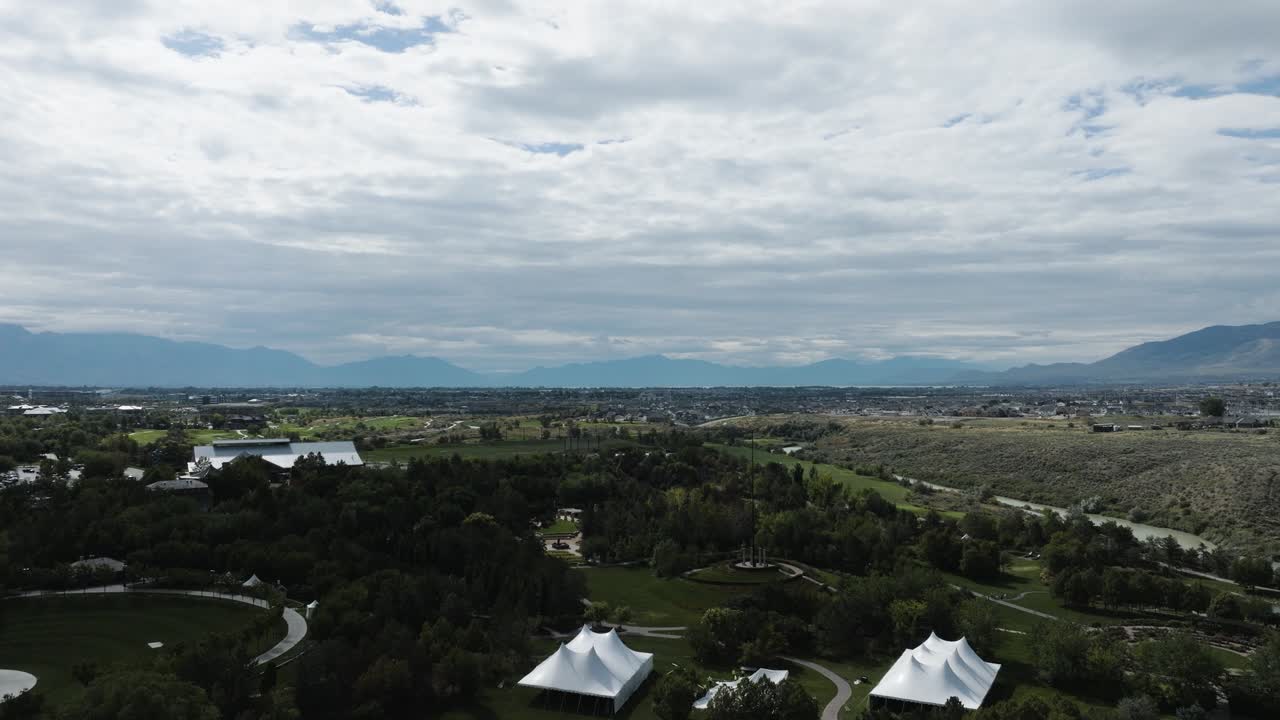 los jardines de ashton y la carretera del río jordán en lehi, utah - panorama aéreo