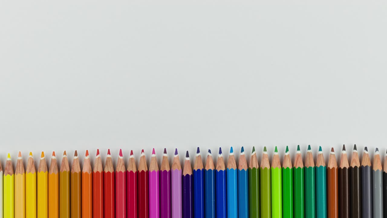 lápices de madera de colores sobre un fondo blanco, copia el espacio. detenga la animación de bucle de movimiento