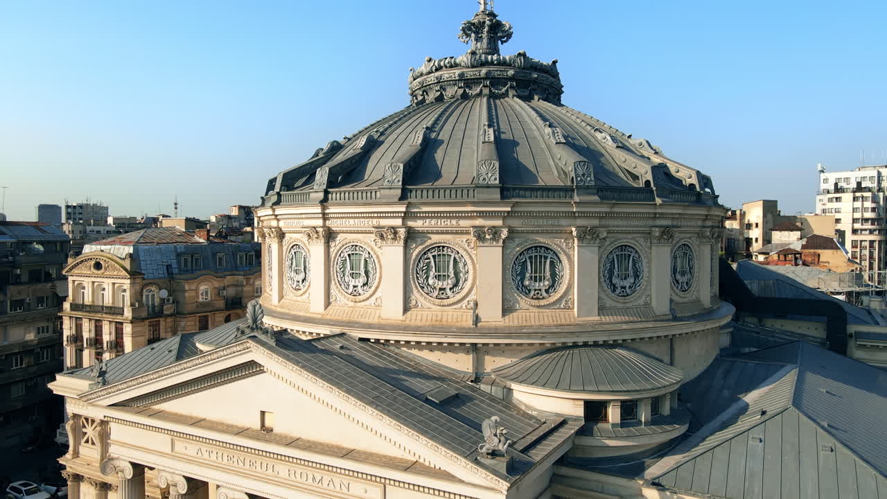 Vista aérea con dron del Ateneo Rumano en Bucarest, Rumanía. Entrada principal del edificio, varios edificios alrededor