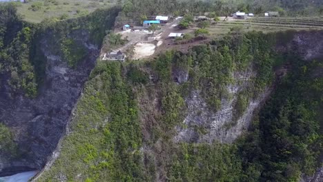 gran vista aérea vuelo deslizador volar lateralmente de derecha a izquierda tiro de dron kelingking playa en nusa penida en bali indonesia es como parque jurásico