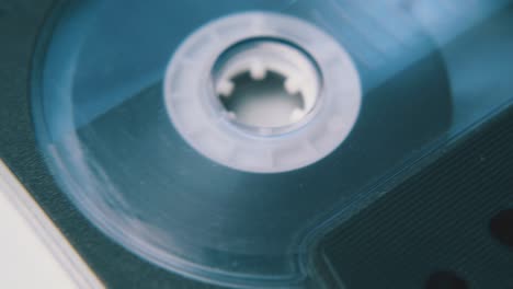 movimiento sobre cassette compacto con cinta sobre fondo blanco