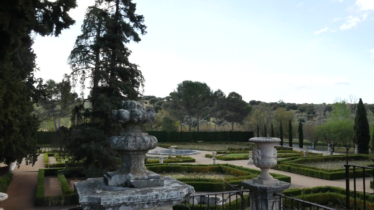 Sbirciare in un giardino barocco con fontane e siepi ornamentali