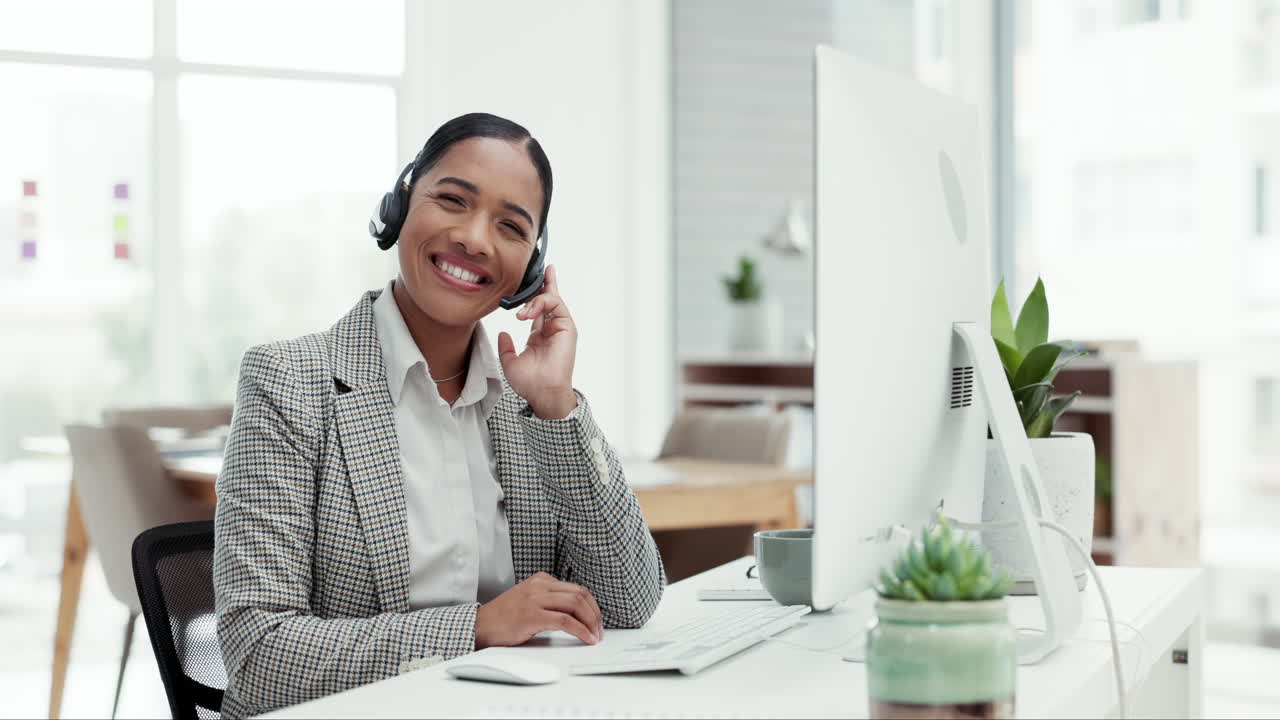Atendimento ao cliente, conselho e mulher feliz.