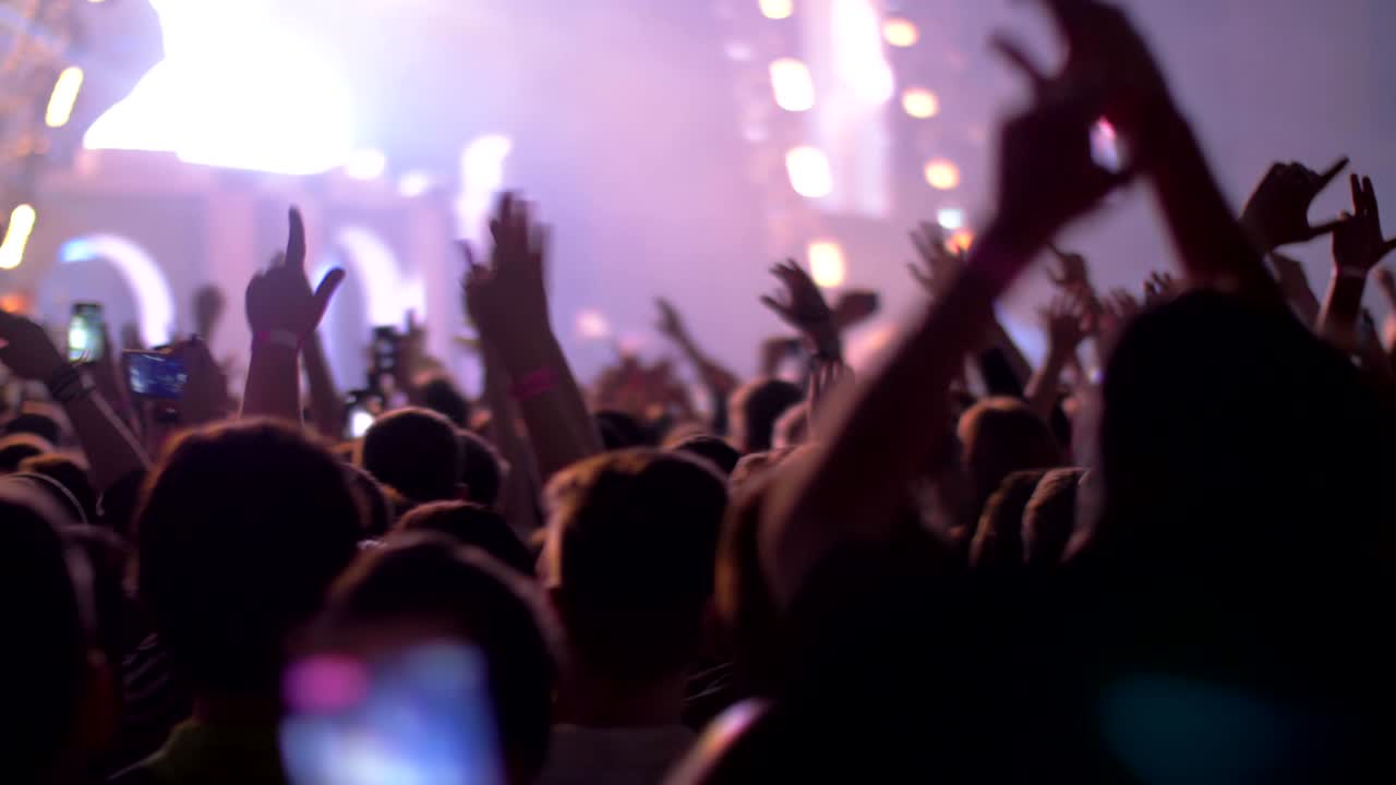 público emocionado del concierto y luces brillantes del escenario