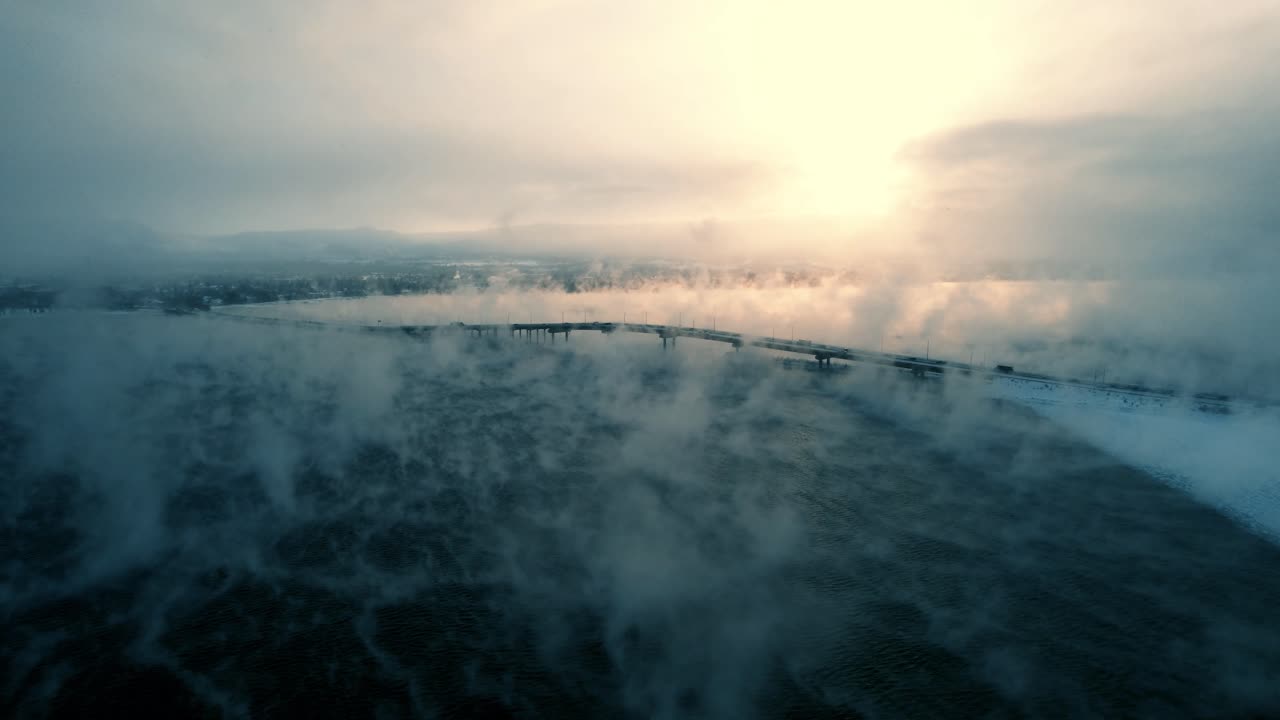 паровой туман над автомобильным мостом в келоуне, британская колумбия, канада