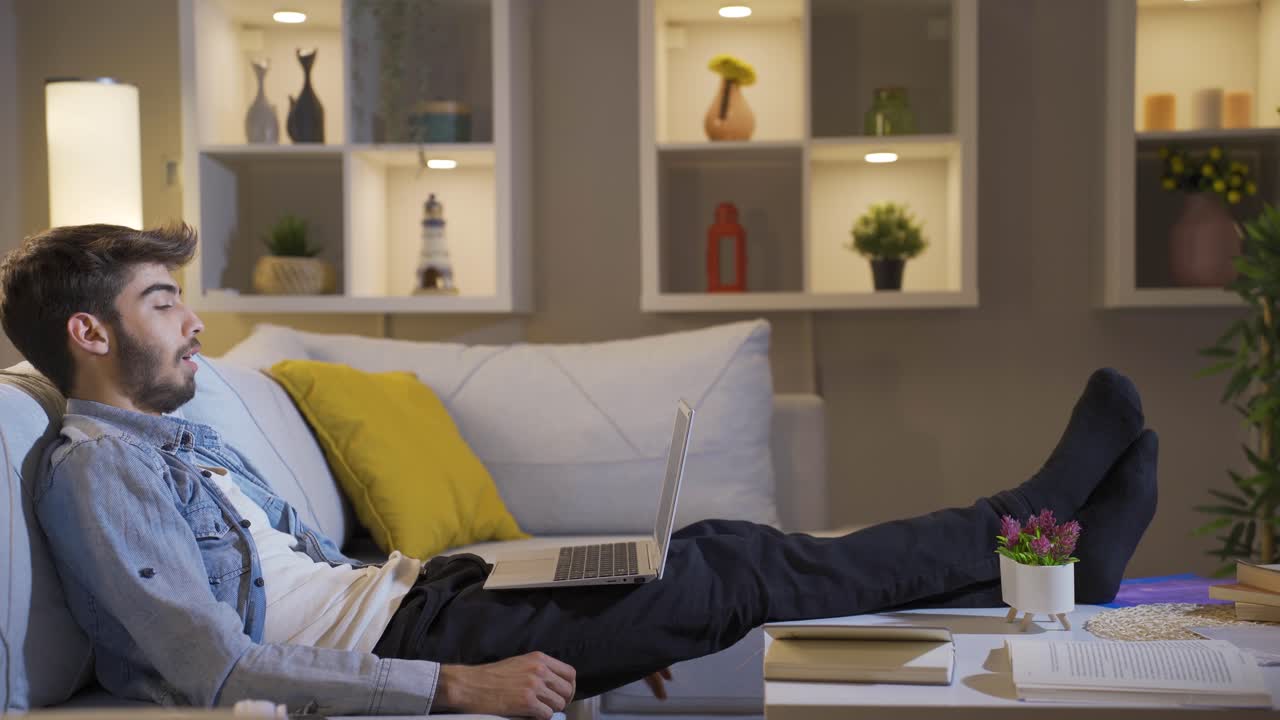 hombre mirando la computadora portátil con sorpresa por la noche en casa. sorprendido por lo que vio en la computadora portátil.