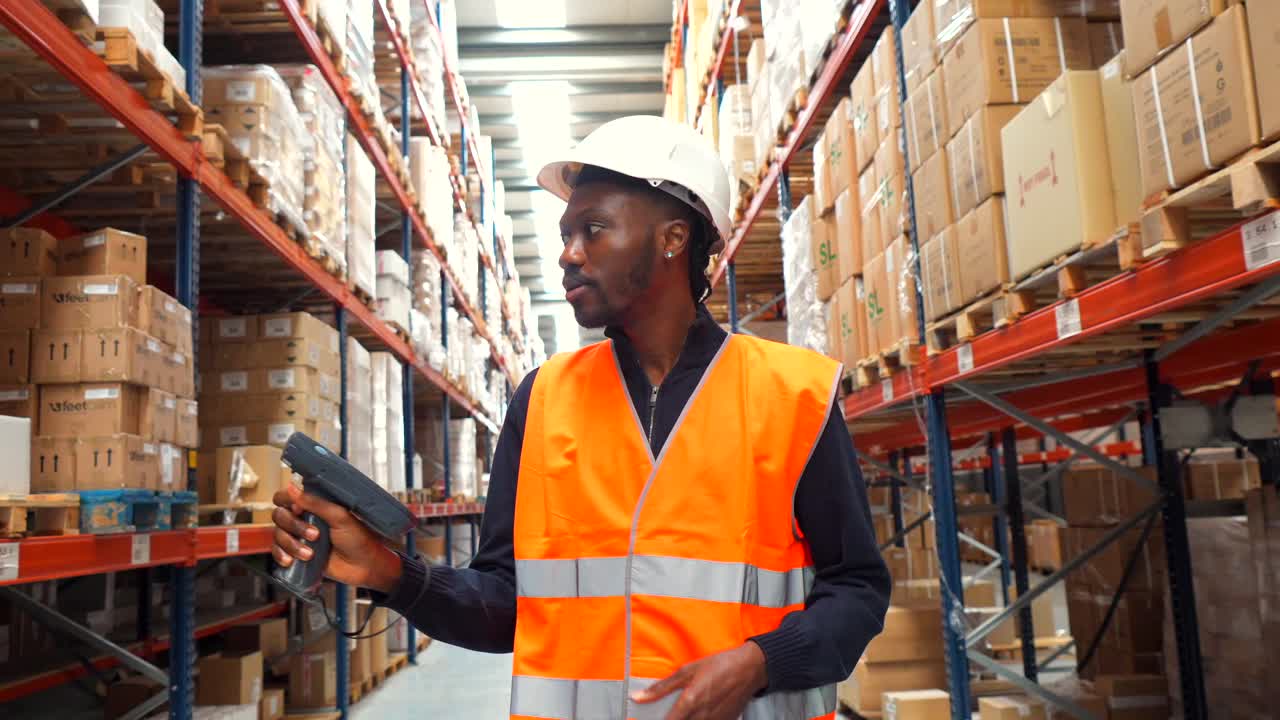 trabajador del almacén escaneando el inventario