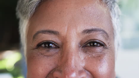 primer plano de la cara de una mujer biracial, destacando sus ojos y líneas de sonrisa