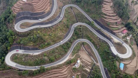 Vista-Aérea-De-Lapso-De-Tiempo-Del-Tráfico-En-La-Autopista-Bp,-Autopista-Bardibas,-Mientras-Serpentea-A-Través-De-Las-Escarpadas-Colinas-De-Nepal