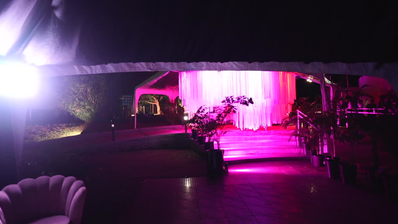 fiesta evento lujo acento púrpura decoración evento lujo atmósfera