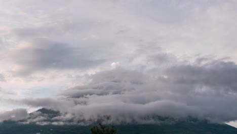 Hermoso-Lapso-De-Tiempo-Del-Volcán-De-Agua-En-Antigua,-Guatemala,-América-Central