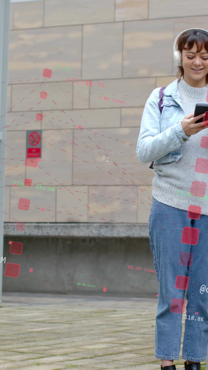 Video verticale: Una donna di mezza età vicino a un muro di pietra tocca il telefono, attivando la visualizzazione in realtà aumentata di metriche dei social media.