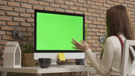 mujer de negocios asiática, joven trabajando desde casa en la mesa con computadora y espacio en pantalla verde en blanco en la webcam videoconferencia de llamada en cuarentena en concepto de virus de corona.