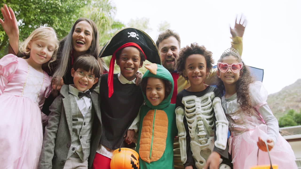 Gruppo di persone con costumi di Halloween