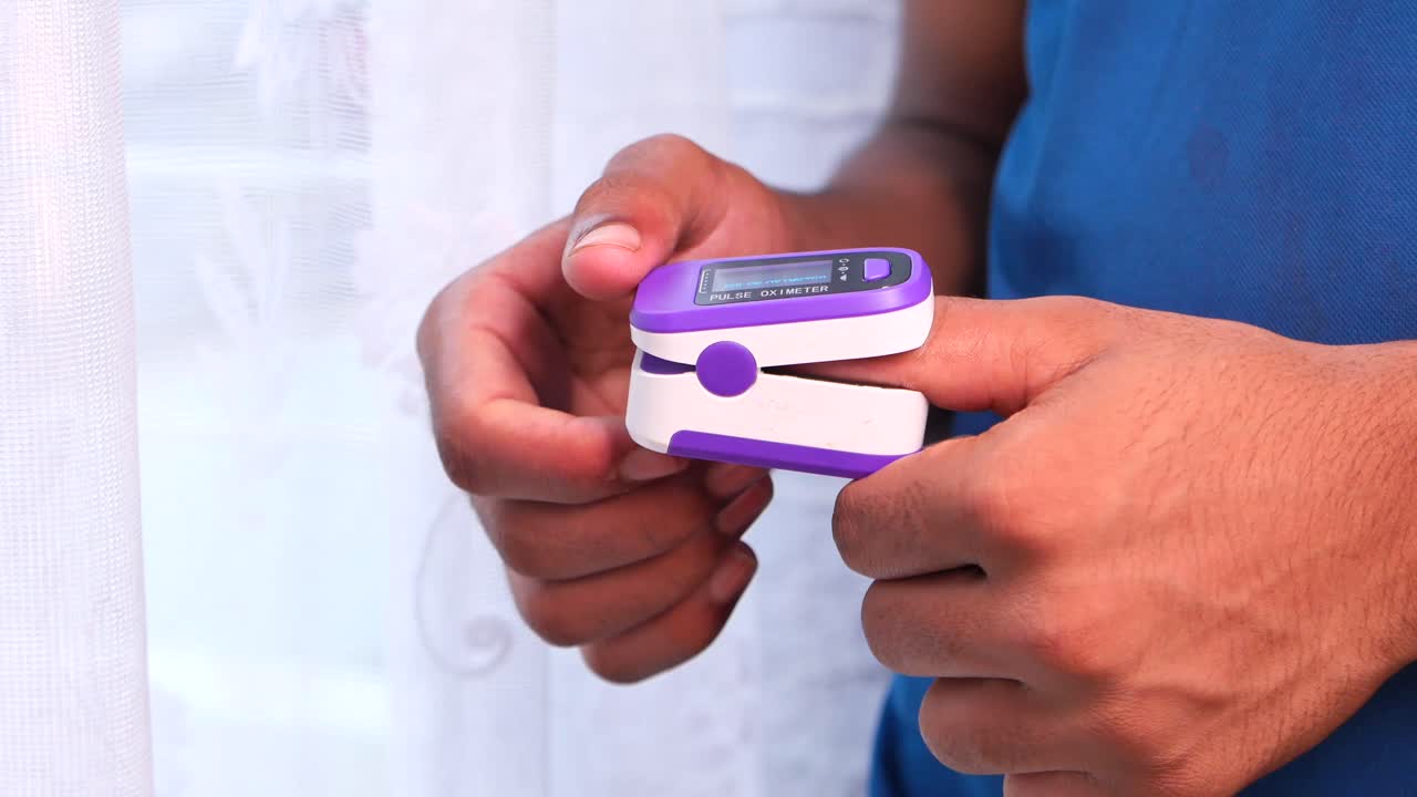 스 옥시미터를 사용하는 사람