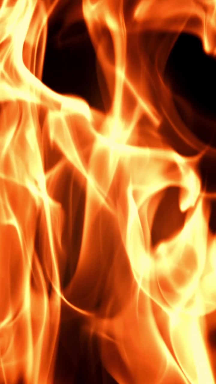 Fiamme astratte di fuoco arancioni e gialle su sfondo nero