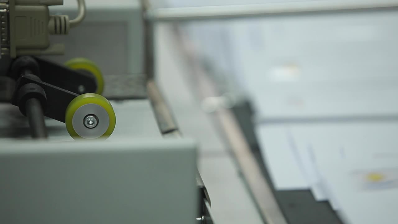 산업 공장에서 고속 라벨링 기계로 인쇄 된 편지 봉투 롤, 제조 중인 제품에 붙여진 스티커, 유연한 포장, 클로즈업 매크로, 루프.