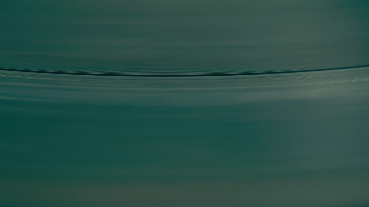 girar el disco, girar el reproductor de vinilo, girar la plataforma giratoria de vinilo de cerca, la aguja macro tocando música, pista de audio analógica. resolución 4k.