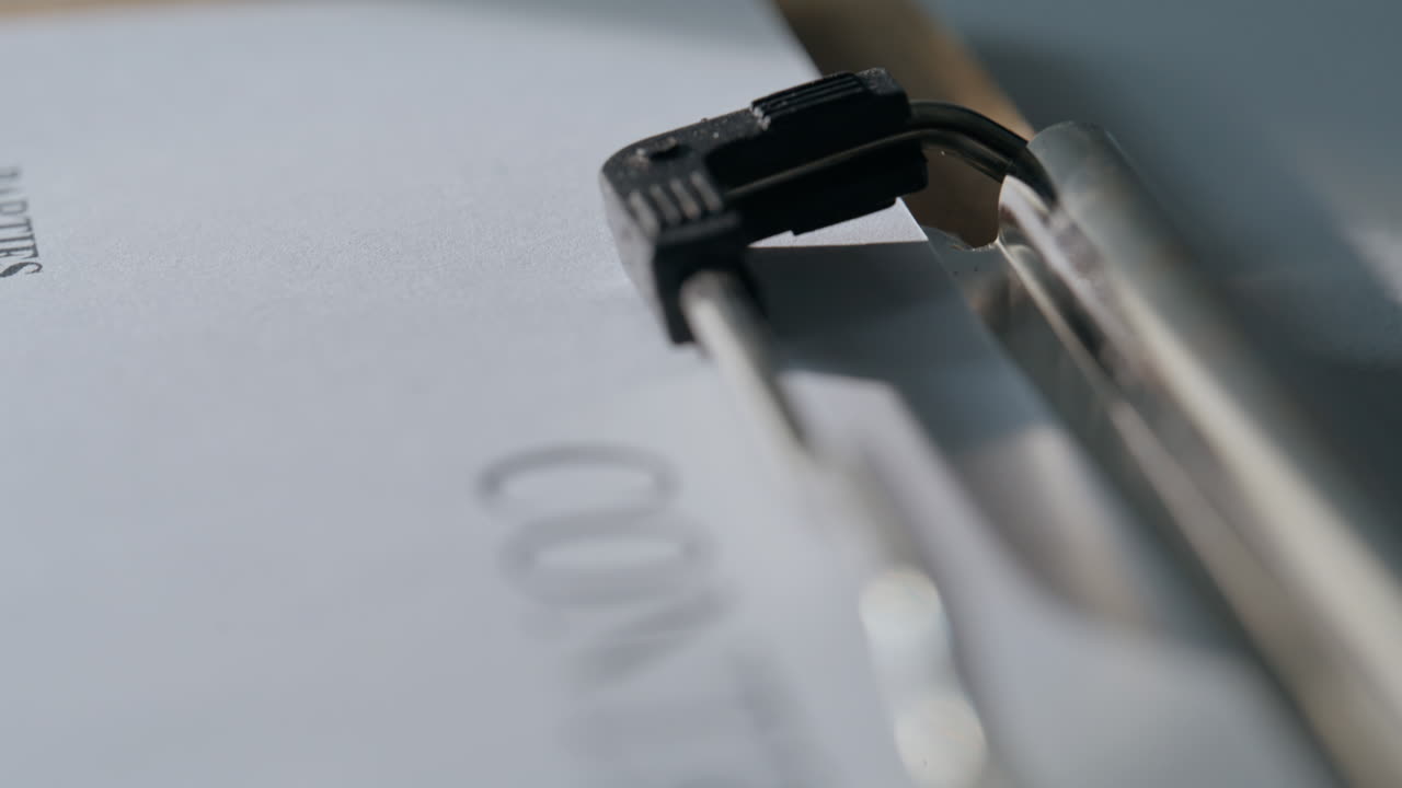 Primo piano di un documento appoggiato su una scrivania in un ambiente di lavoro organizzato. Documentazione ufficiale