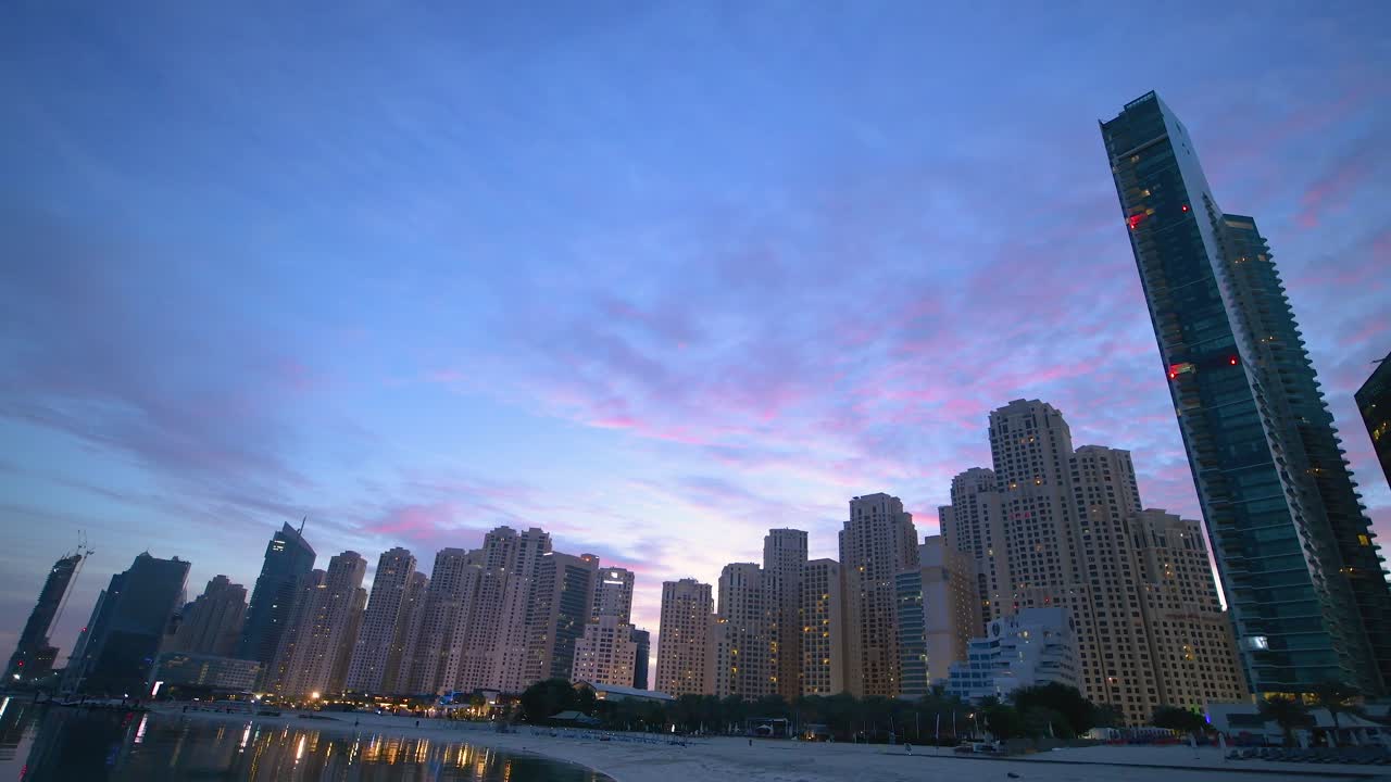 Bela vista de Dubai Marina ao nascer do sol.
