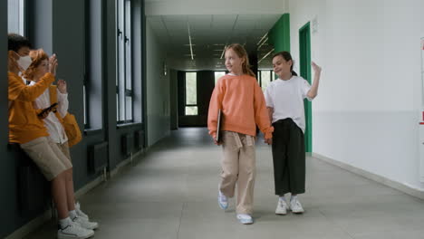 leerlingen lopen door de gang.