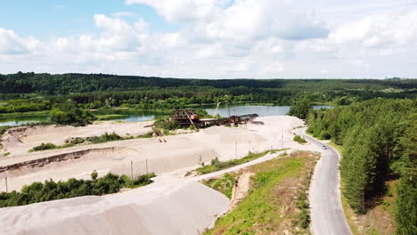 Kies--Und-Sandsteinbruch-Mit-Industrieausrüstung-In-Lebendiger-Luftdrohnenansicht