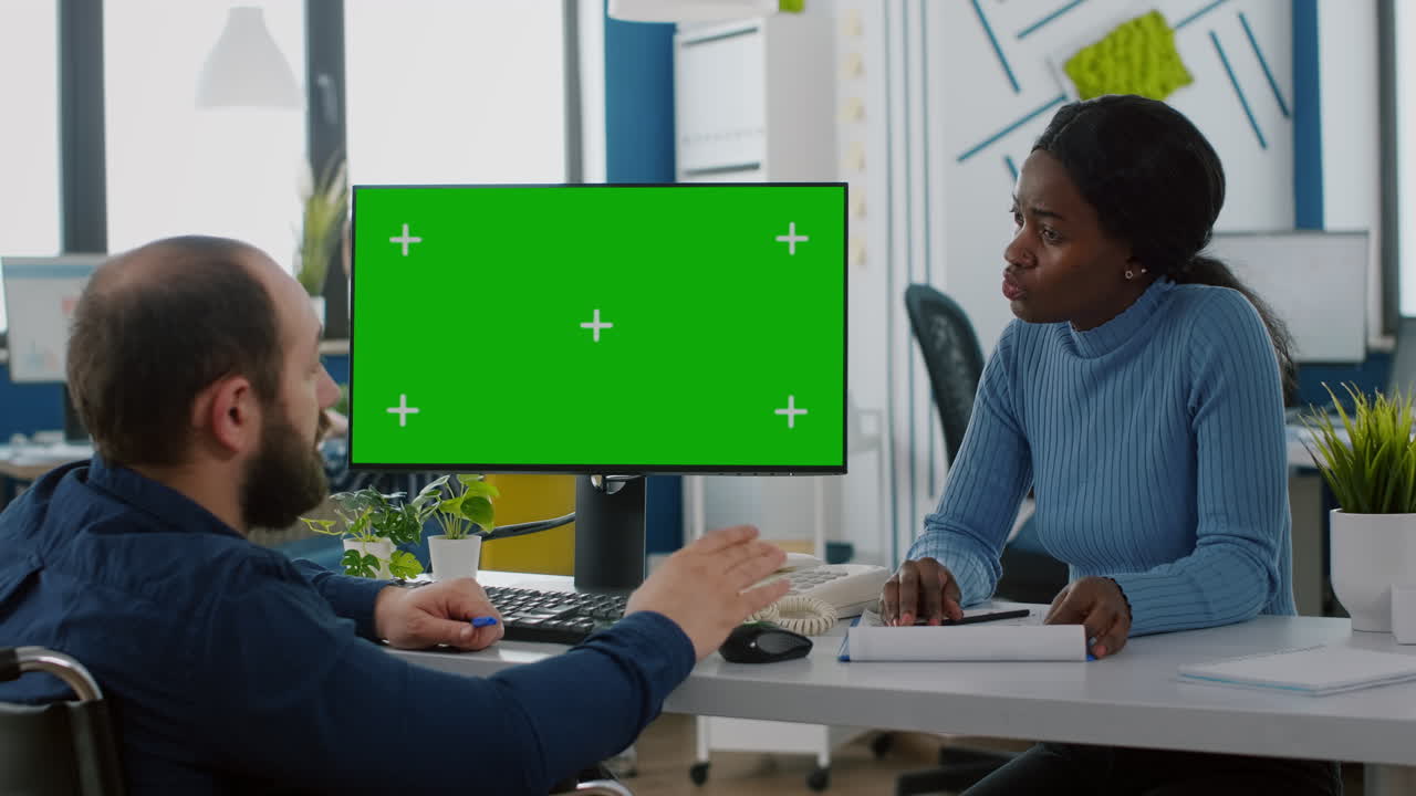 entretreneur paralizado explicando la evolución financiera señalando la pantalla verde