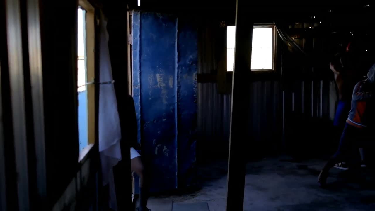 Petinju pria berlatih tinju dengan samsak 4k