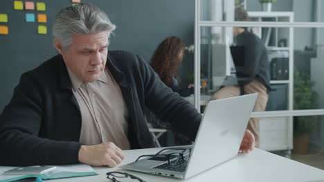 hombre de negocios trabajando en una computadora portátil en la oficina