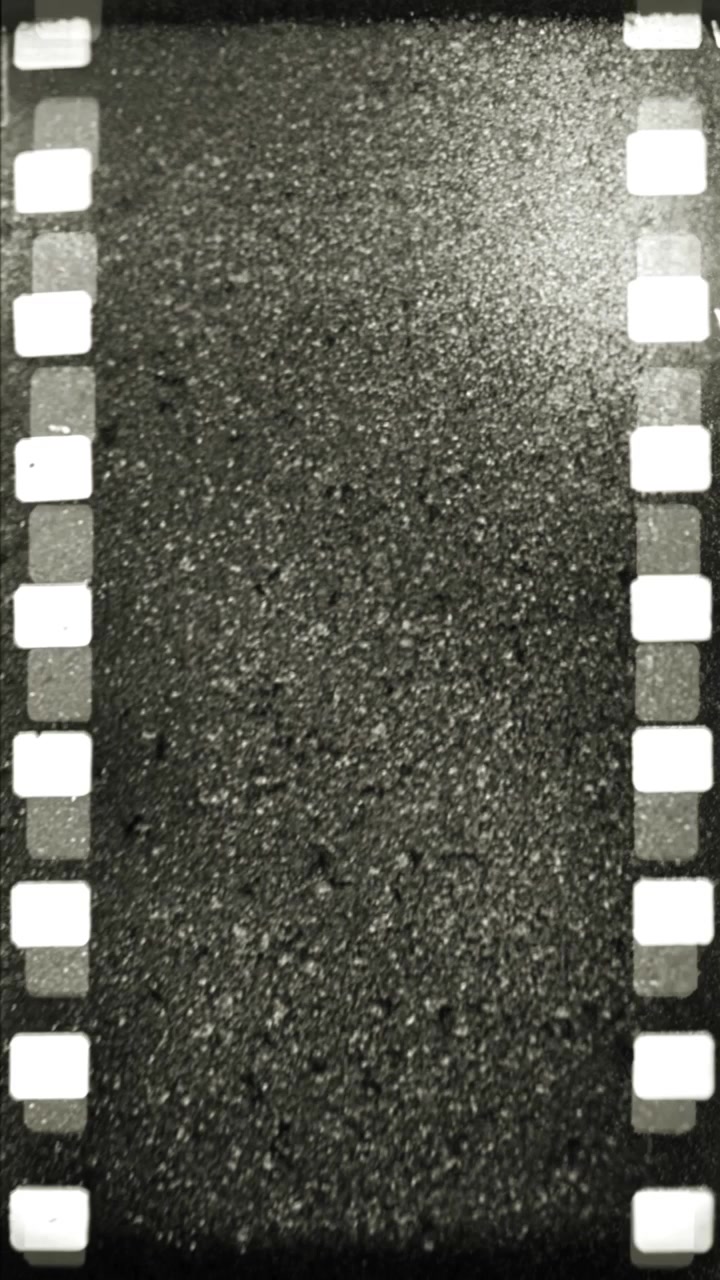 Pellicola Cinematografica Vintage con Grana in Movimento e Fori di Trascinamento