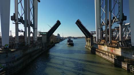 Die-Zugbrücke-Wird-Für-Das-Große-Containerschiff-Geöffnet,-Das-Durch-Die-Niederländischen-Kanäle-In-Dordrecht-Fährt