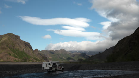 Lapsos-De-Tiempo-De-Un-Valle-Con-Autos-Cruzando-Un-Río-Y-Alejándose