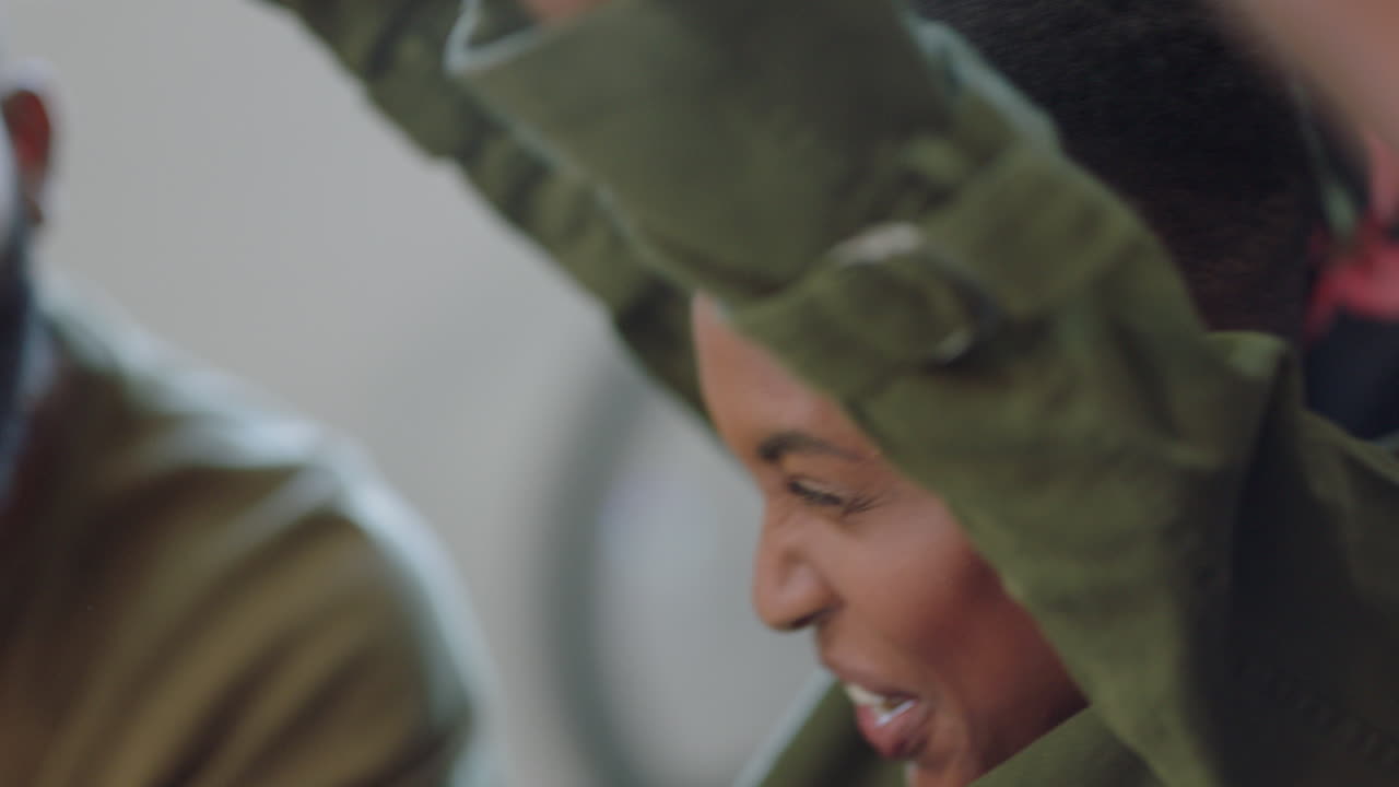 행복한 사업가들이 기업의 성공을 축하하고 흑인 동료들이 성공적인 승리를 즐기고 박수를 치고 즐거운 사무실에서 노트북을 가까이서 보고 있습니다.