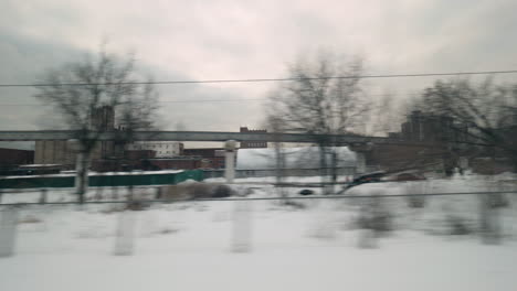 viajando por la ciudad en tren en invierno