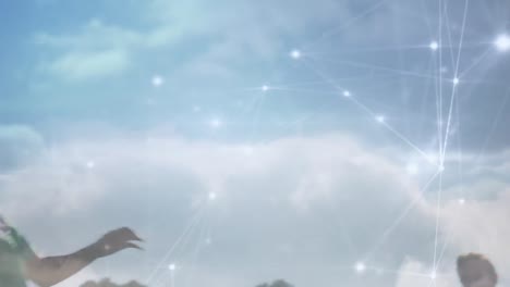 animación de la red de conexiones sobre jugadores de fútbol que practican en el campo de fútbol