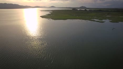 Vista-Aérea-De-Una-Gran-Laguna-En-Venezuela,-Durante-La-Puesta-De-Sol