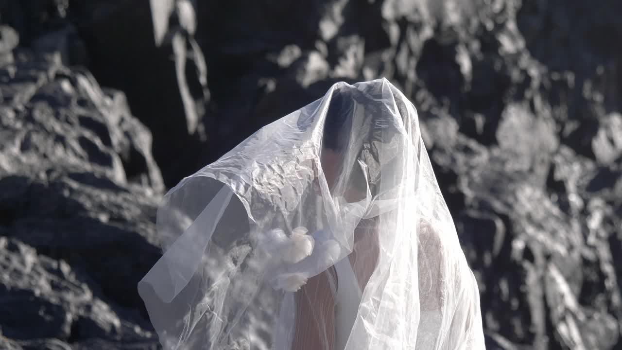 молодая модель, покрытая гладкой элегантной прозрачной белой тканью