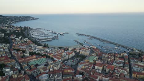 aerial de sanremo vista del mar italia ciudad costera famosa por su propio festival de música imágenes de drones