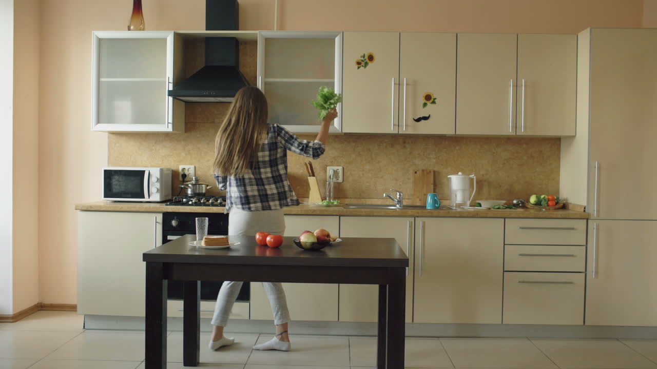 Mutfakta Salata ile Dans Eden Kadın