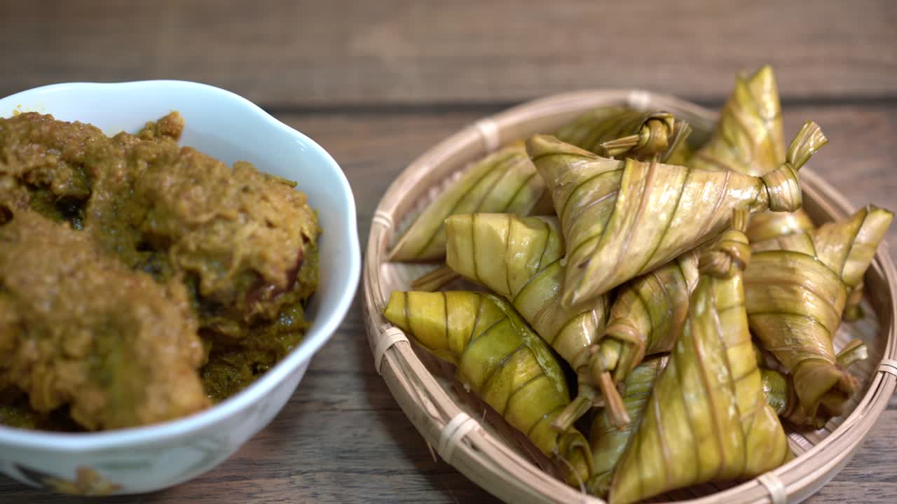 Ketupat ja kana-rendang.
