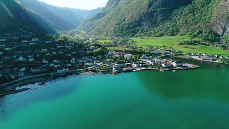 Alta-Vista-De-Drones-De-La-Ciudad-Costera-Del-Fiordo-Aurland,-Noruega