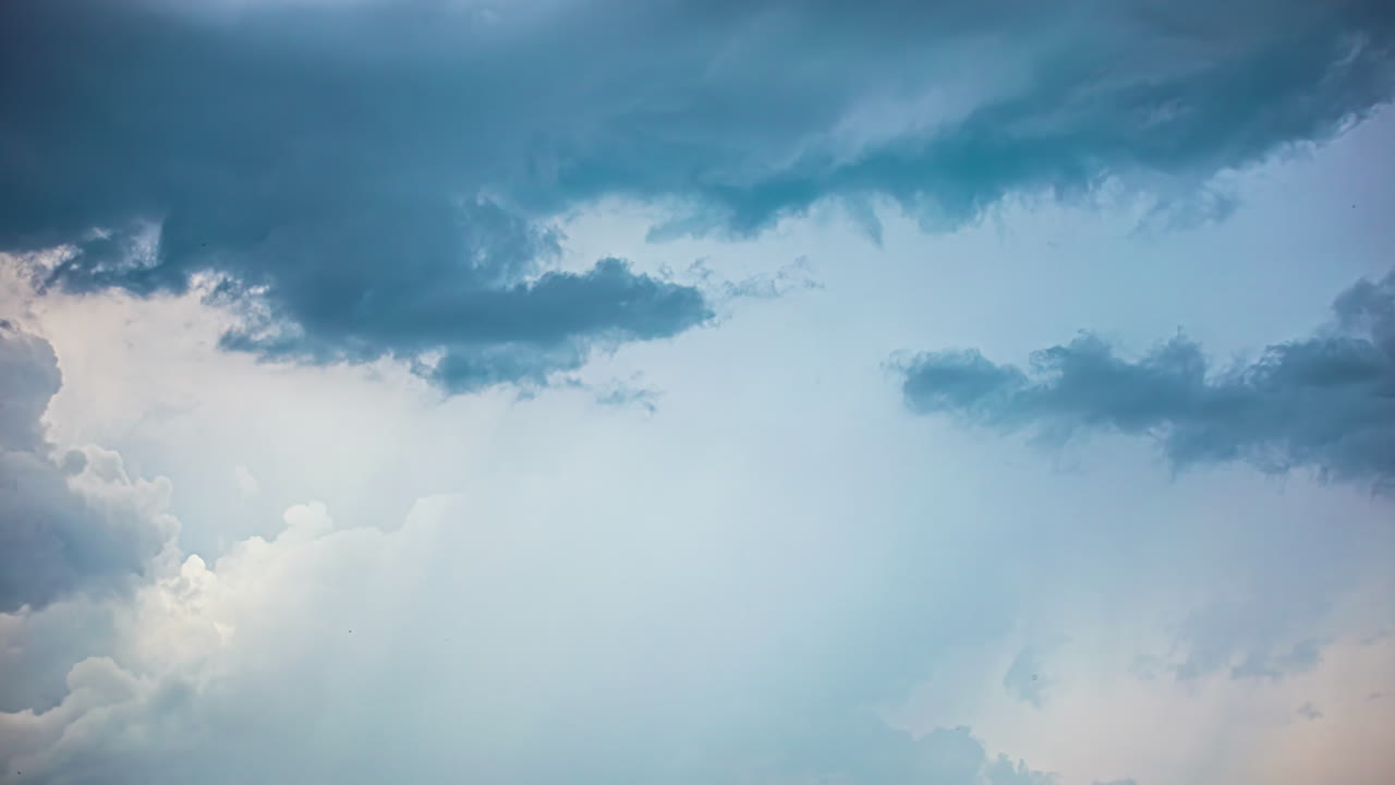 빛과 어두운 구름의 오직 하늘 구름 시간 경과