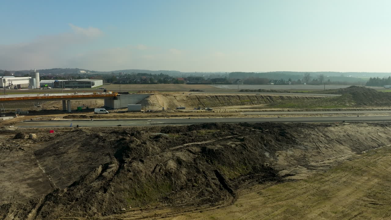 vista expansiva de la construcción en curso de la carretera y el paisaje circundante