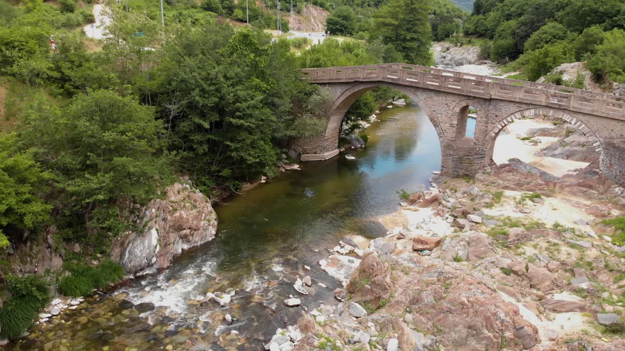 오래 된 돌 다리와 강의 pilima xanthi 그리스-1의 공중 4k 샷