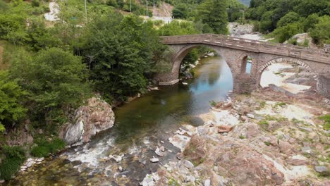 toma aérea 4k del viejo puente de piedra y el río pilima xanthi grecia-1
