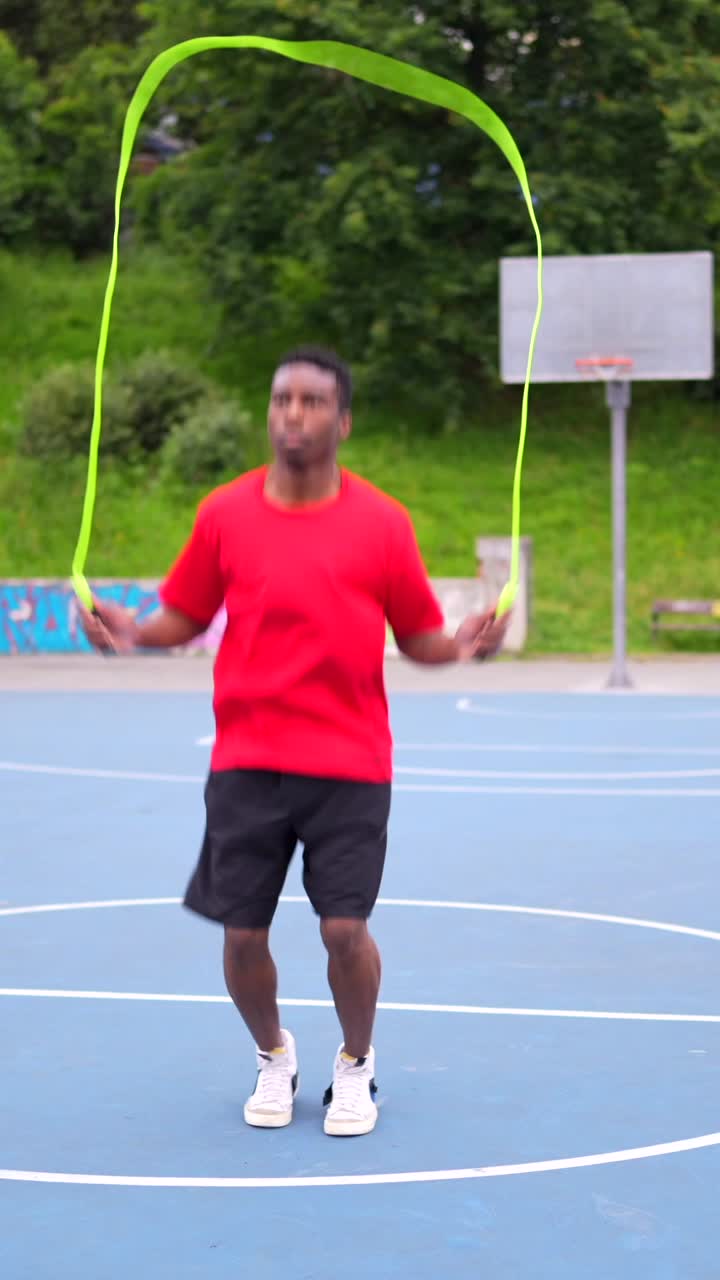 hombre saltando la cuerda al aire libre